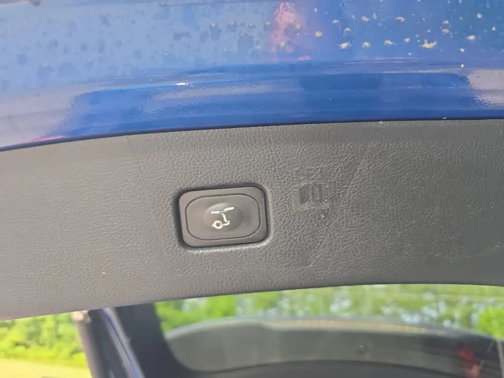 Used 2020 Atlas Blue Metallic Ford SEL image 14
