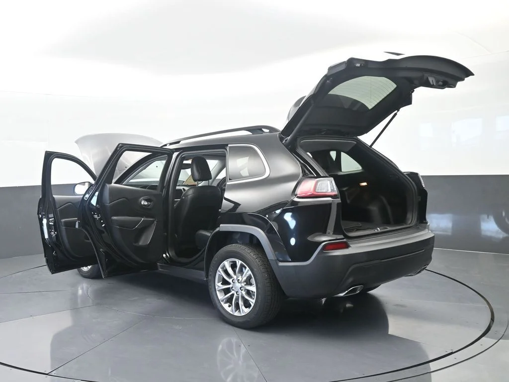 Used 2022 Diamond Black Crystal Pearlcoat Jeep Latitude Lux image 71