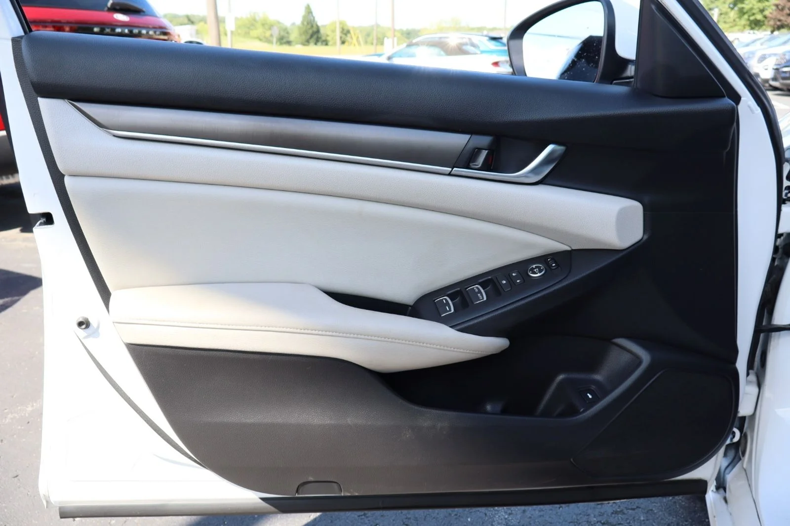 Used 2018 White Honda LX image 13