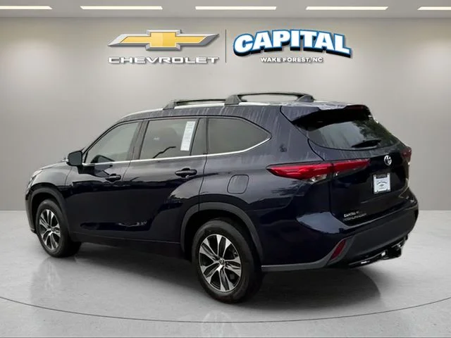 Used 2020  Toyota XLE image 4