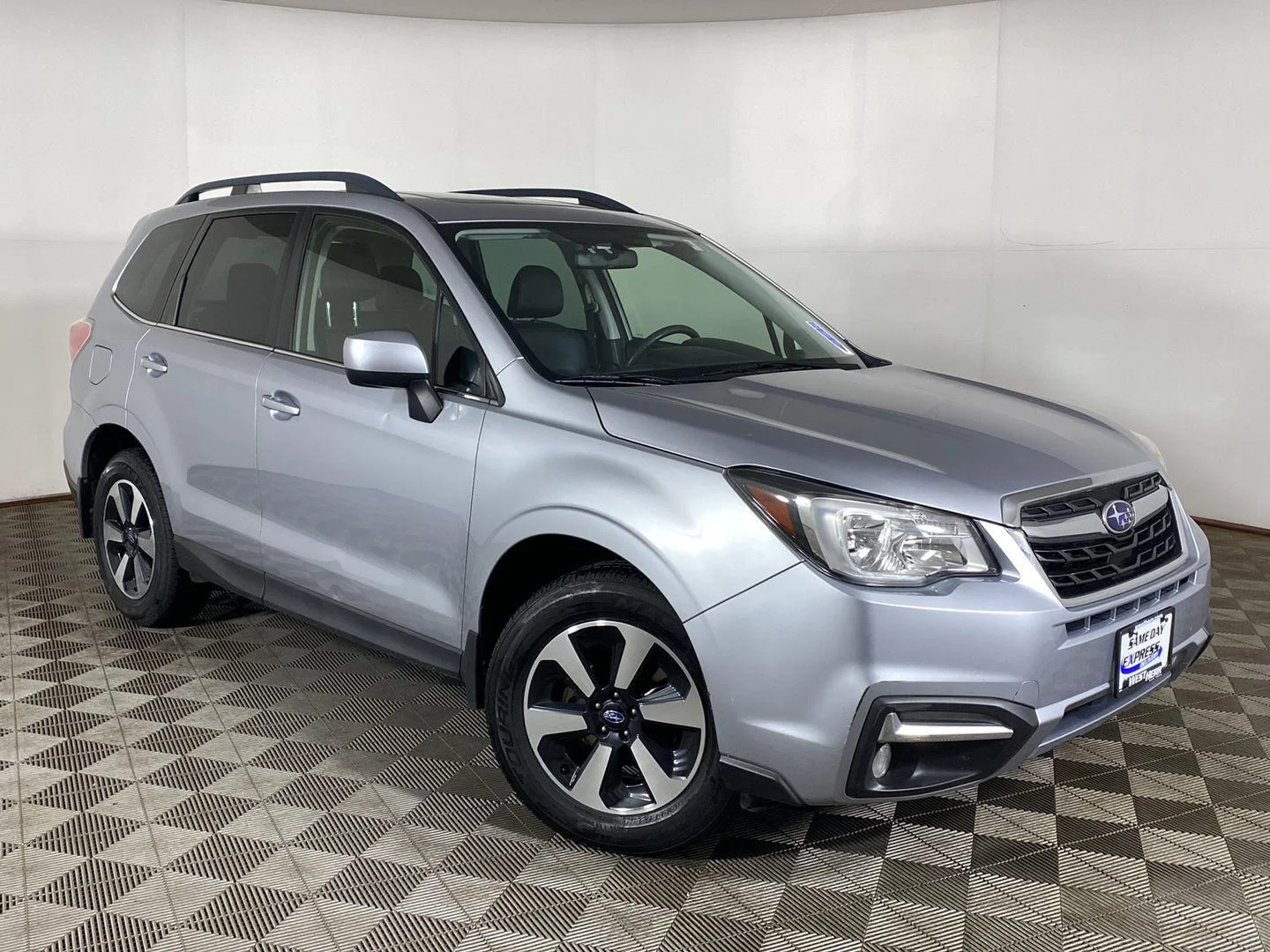 Used 2018 Ice Silver Metallic Subaru Limited image 1