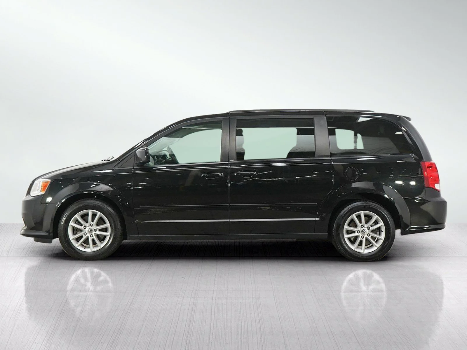 Used 2014 Dodge Grand Caravan SXT with VIN 2C4RDGCG5ER321462 for sale in Burnsville, Minnesota