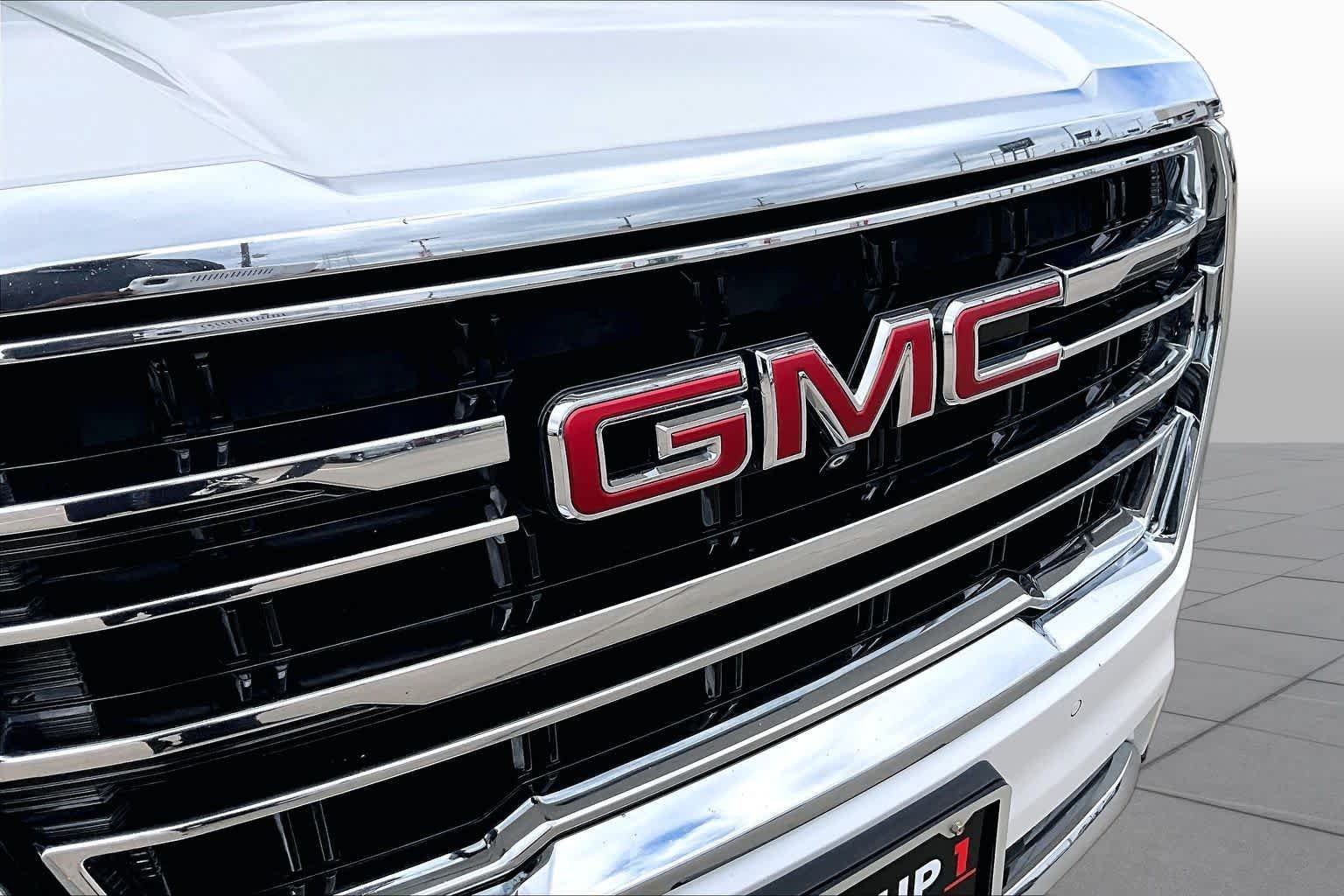 Used 2022 White Frost Tricoat GMC SLT image 30