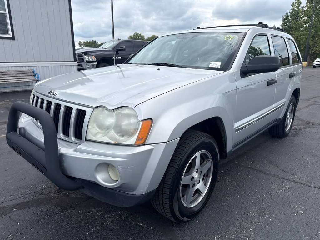 Used 2005 Silver Jeep Laredo image 7