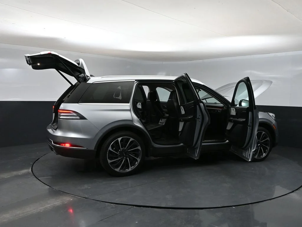 Used 2024 Silver Lincoln Reserve image 37