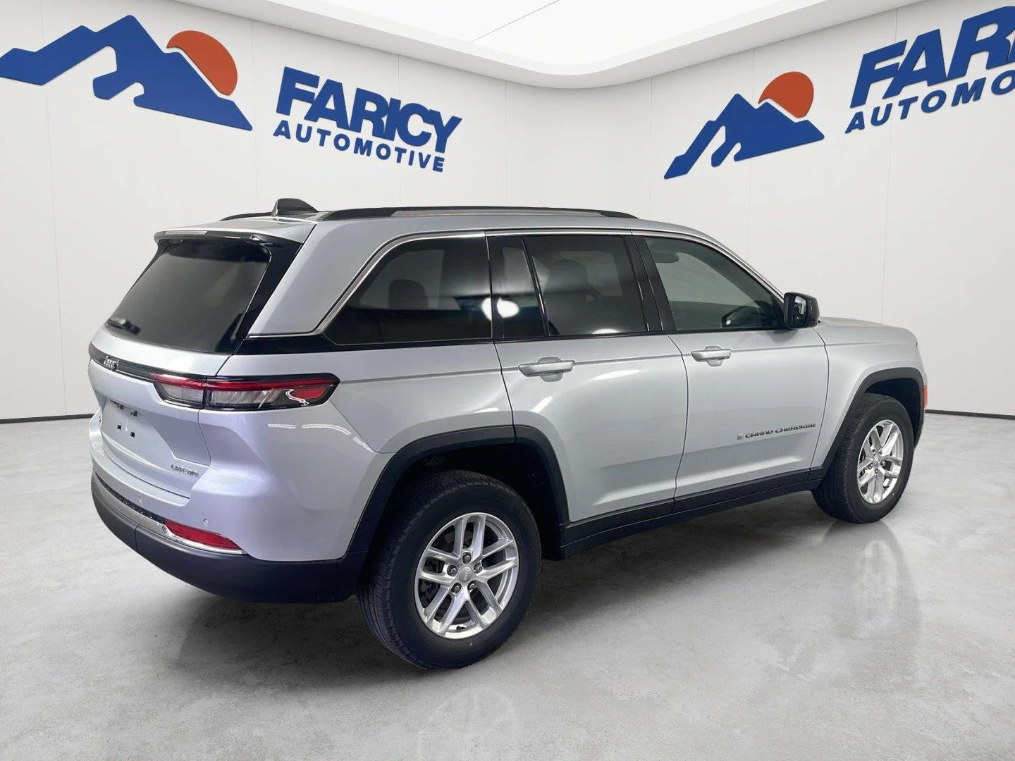 Used 2023 Silver Zynith Jeep Laredo image 6