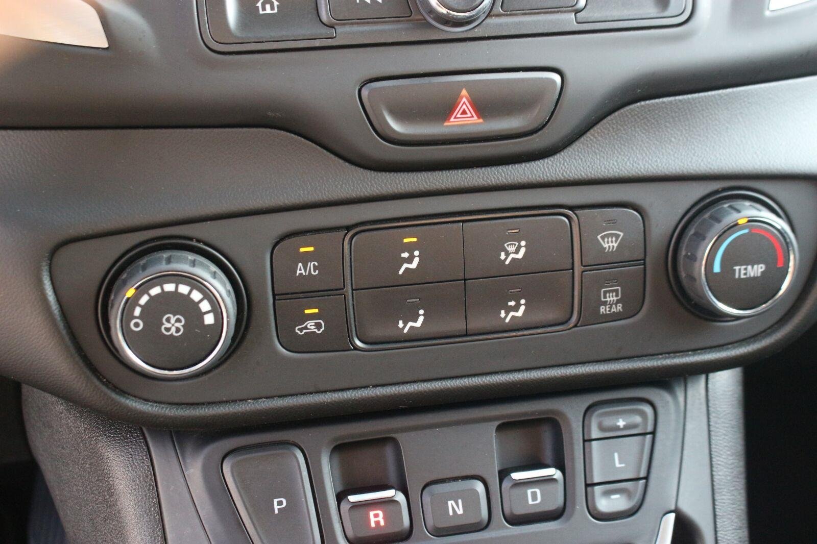 Used 2020 EBONY TWILIGHT METALLIC GMC SLE image 26