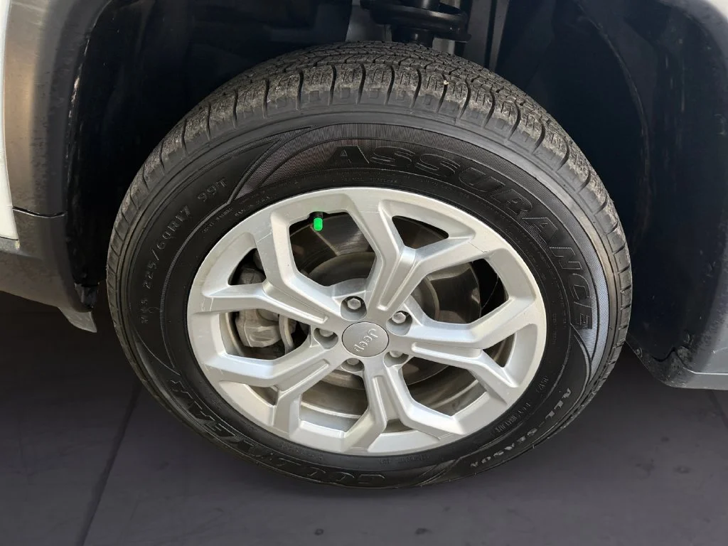 Used 2024 White Jeep Latitude image 9