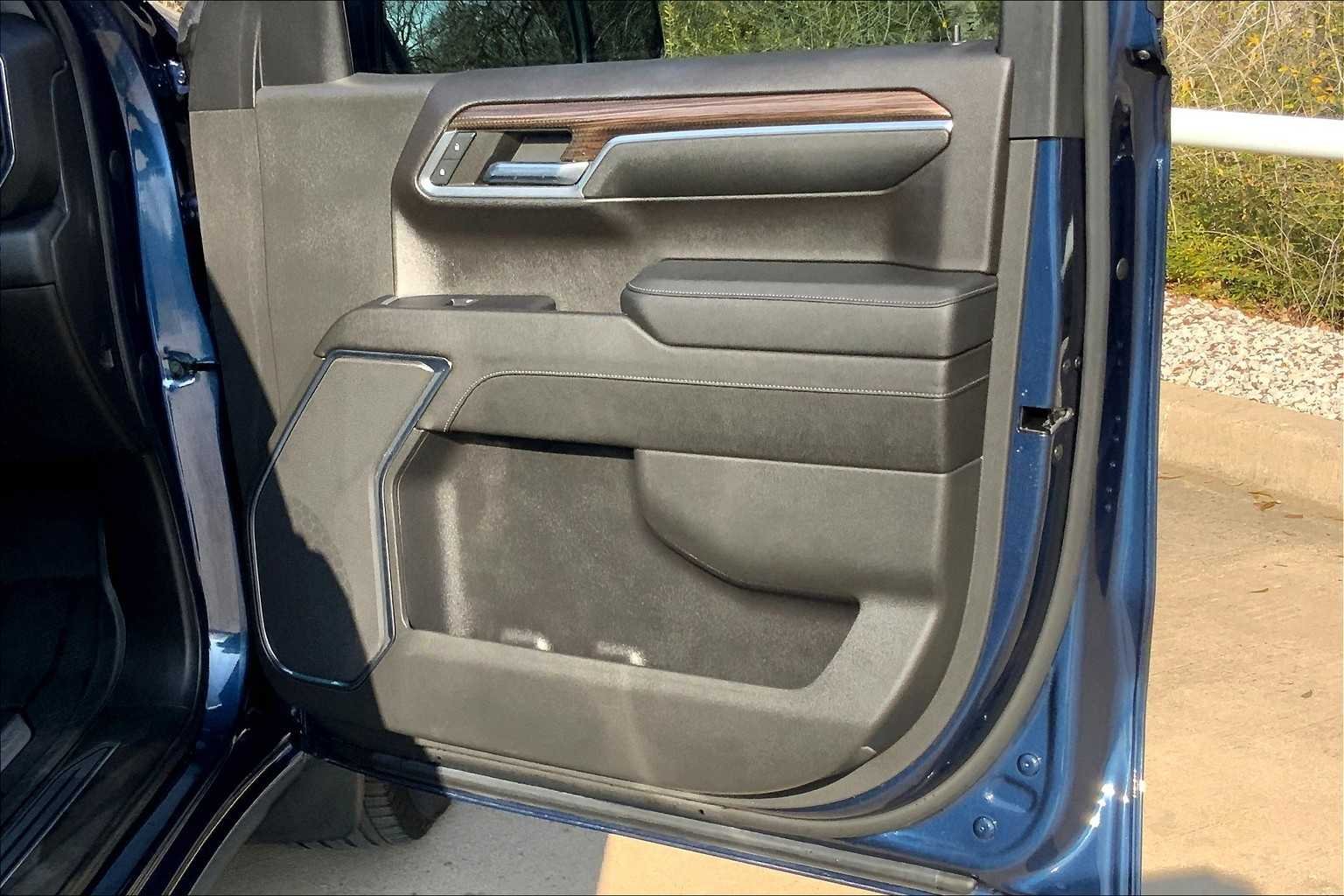 Used 2023 Northsky Blue Metallic Chevrolet LT image 22