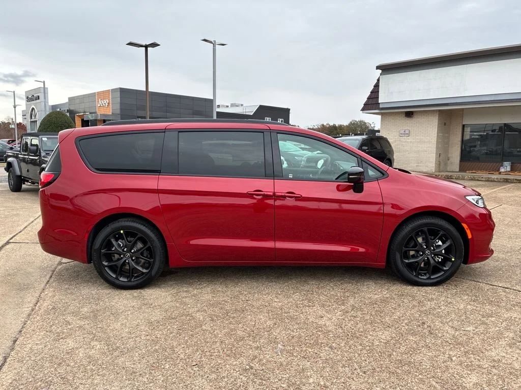 New 2026 Red Hot Pearl-Coat Exterior Paint Chrysler Select image 7