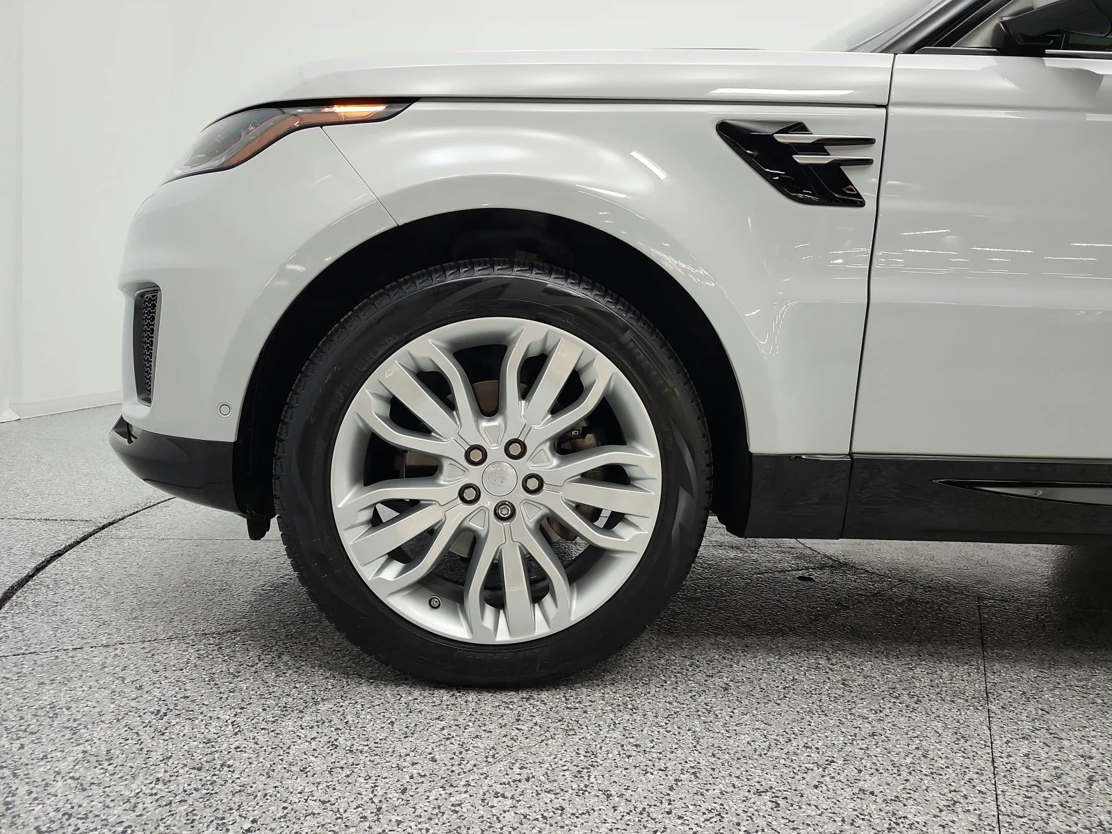 Used 2018 Yulong White Metallic Land Rover Td6 Diesel HSE image 22