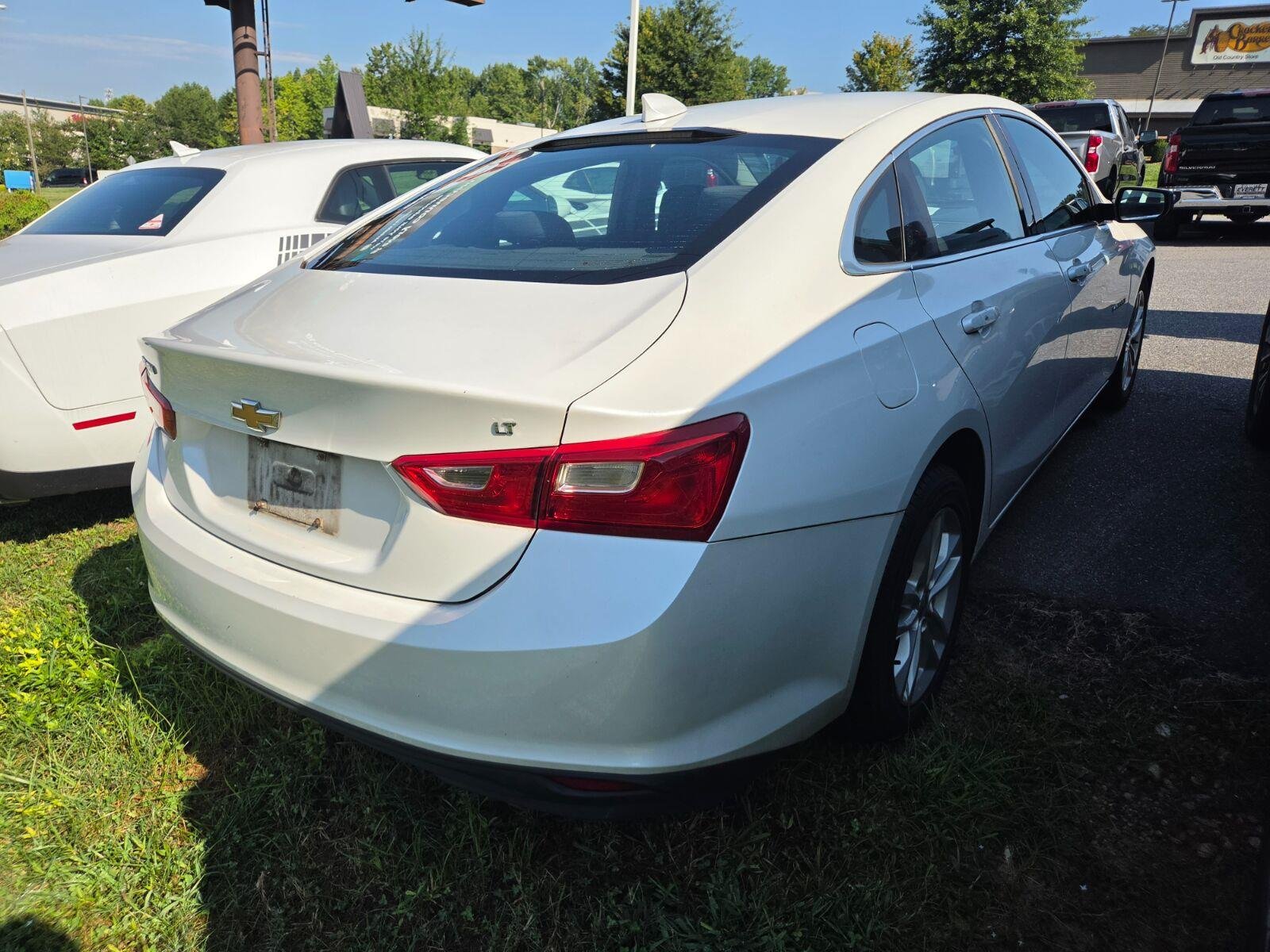 Used 2017 IRIDESCENT PEARL TRICOAT Chevrolet LT image 4