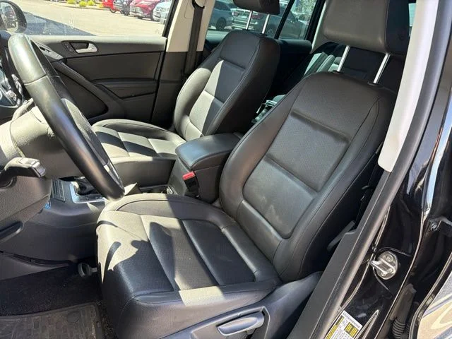 Used 2015 Black Volkswagen SE image 5