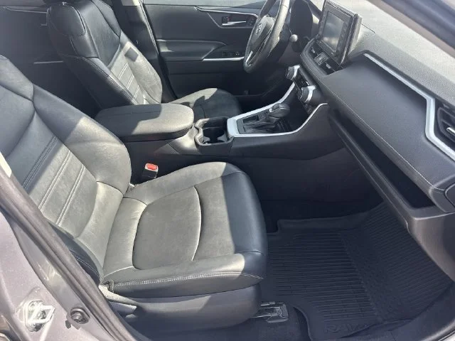 Used 2021 Silver Toyota XLE Premium image 13