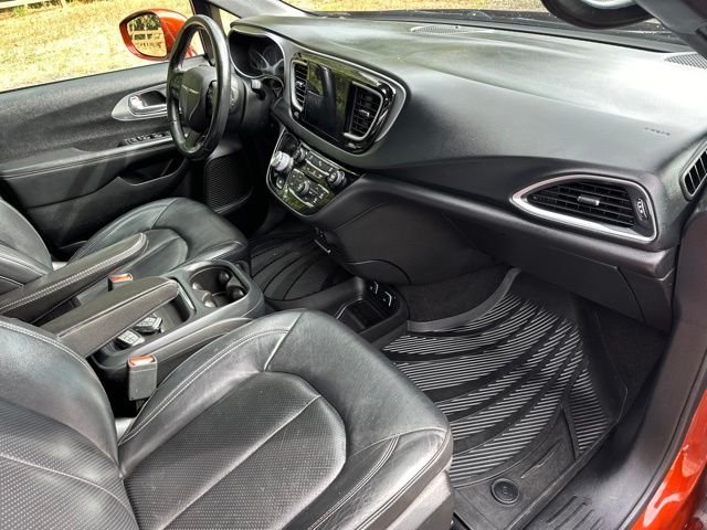 Used 2018 Copper Pearlcoat Chrysler Touring L image 29