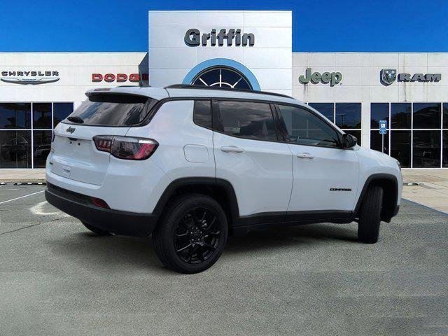 New 2026 Bright White Clear-Coat Exterior Paint Jeep Latitude image 4