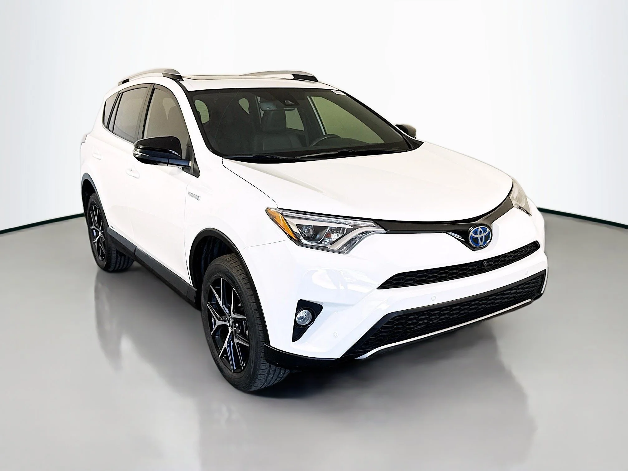 2018 Toyota RAV4 Hybrid SE AWD photo