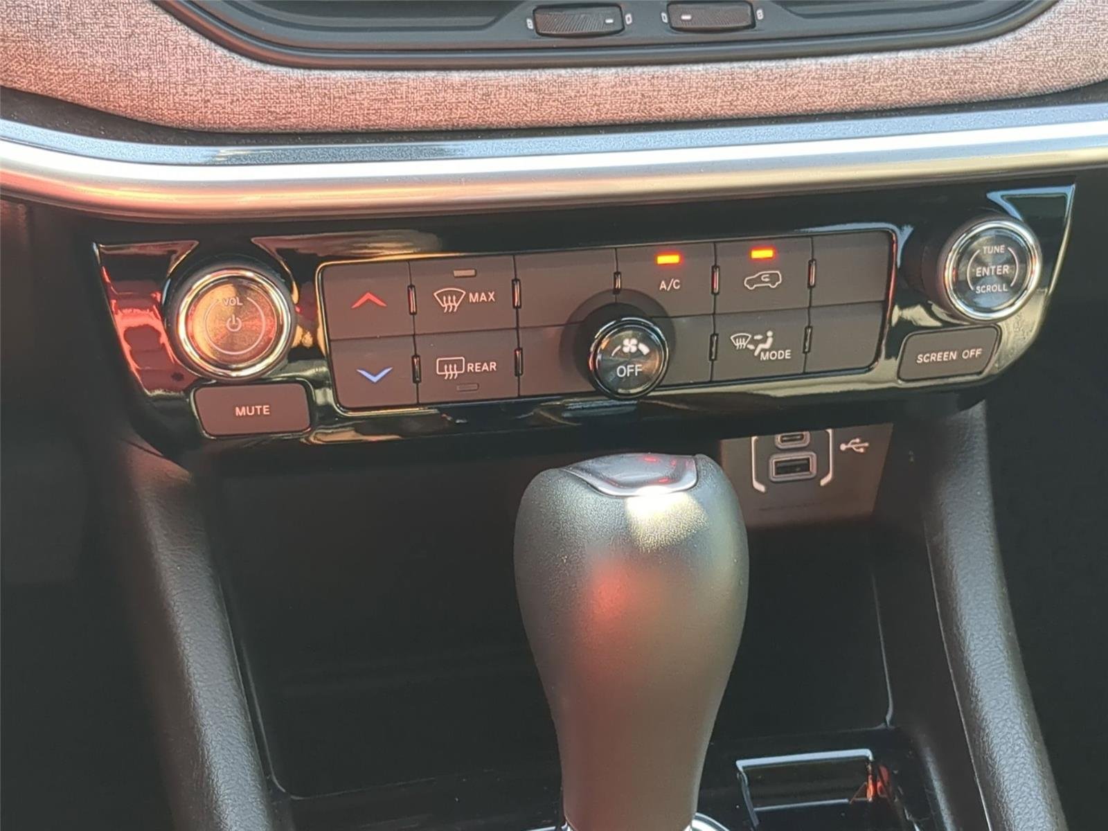Used 2026 Bright White Clearcoat Jeep Latitude image 23