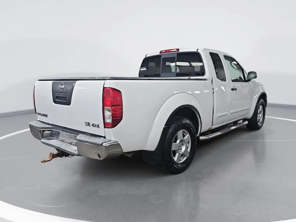 Used 2005 White Nissan SE image 3