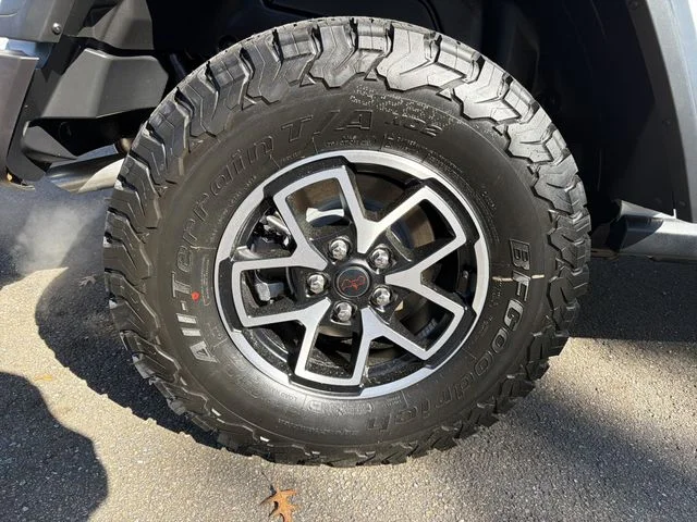 New 2026 Bright White Clear-Coat Exterior Paint Jeep Rubicon image 17