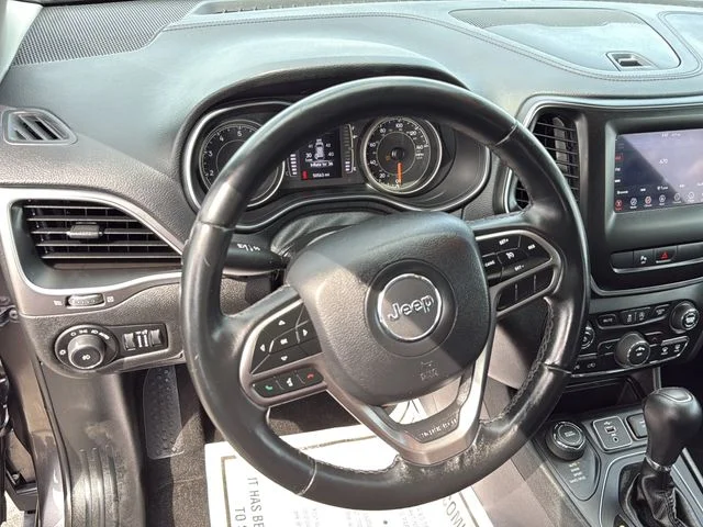 Used 2019 Gray Jeep Latitude Plus image 13