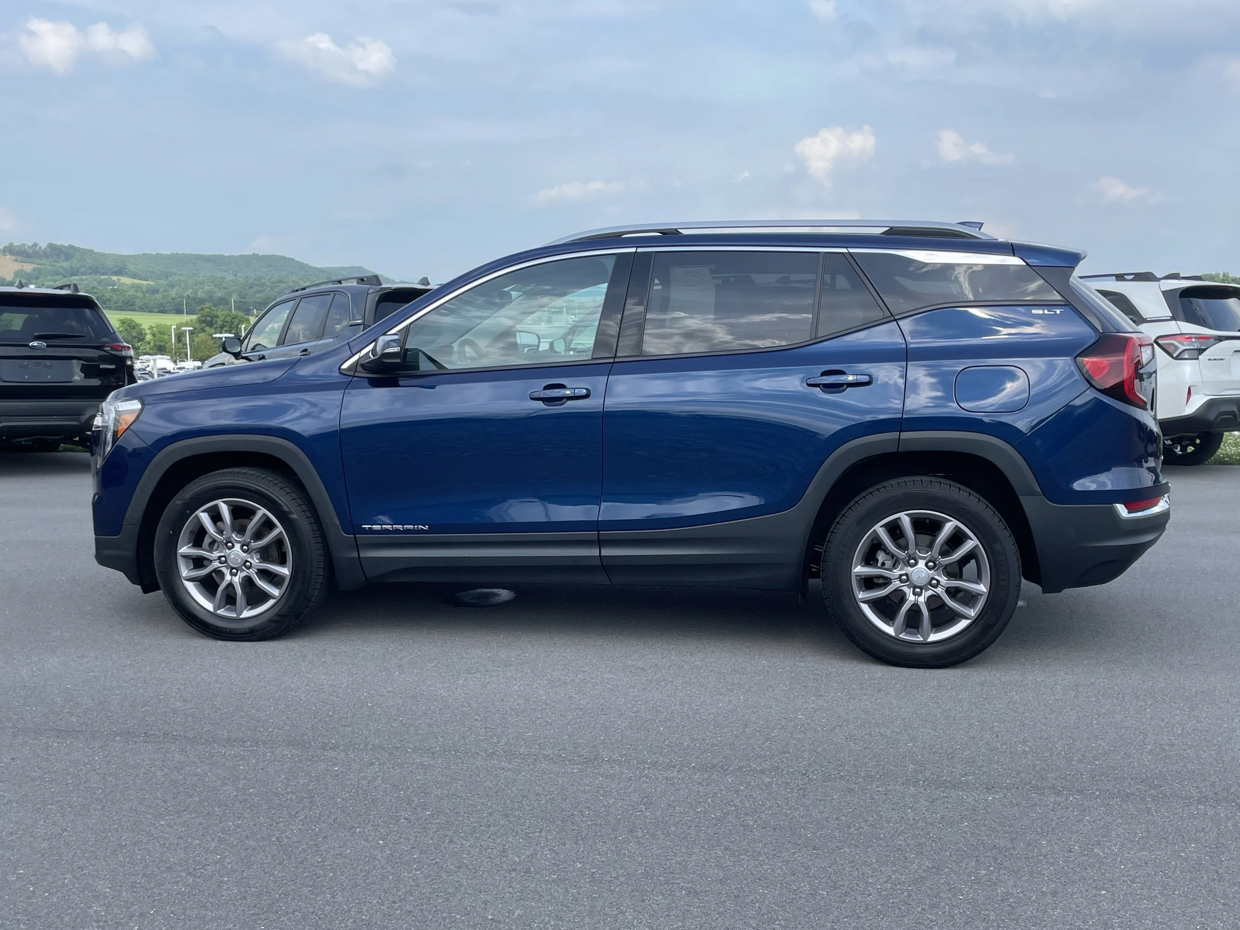 Used 2023 Marine Metallic GMC SLT image 7
