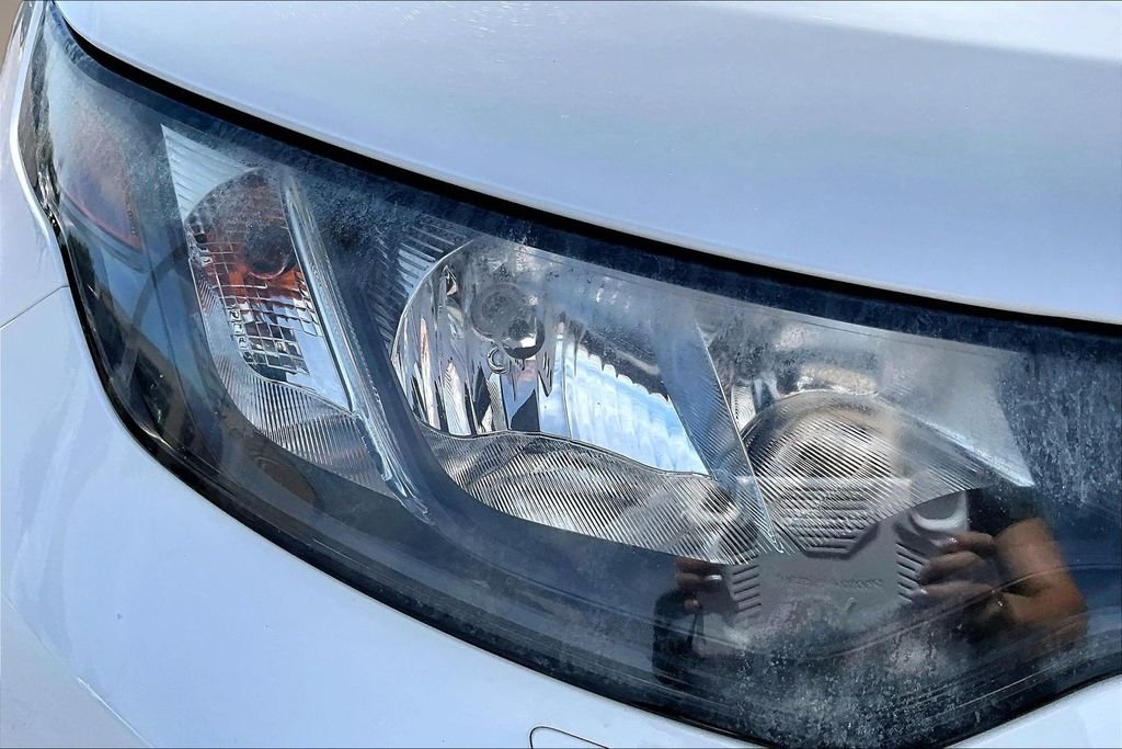 Used 2018 White Land Rover SE image 31