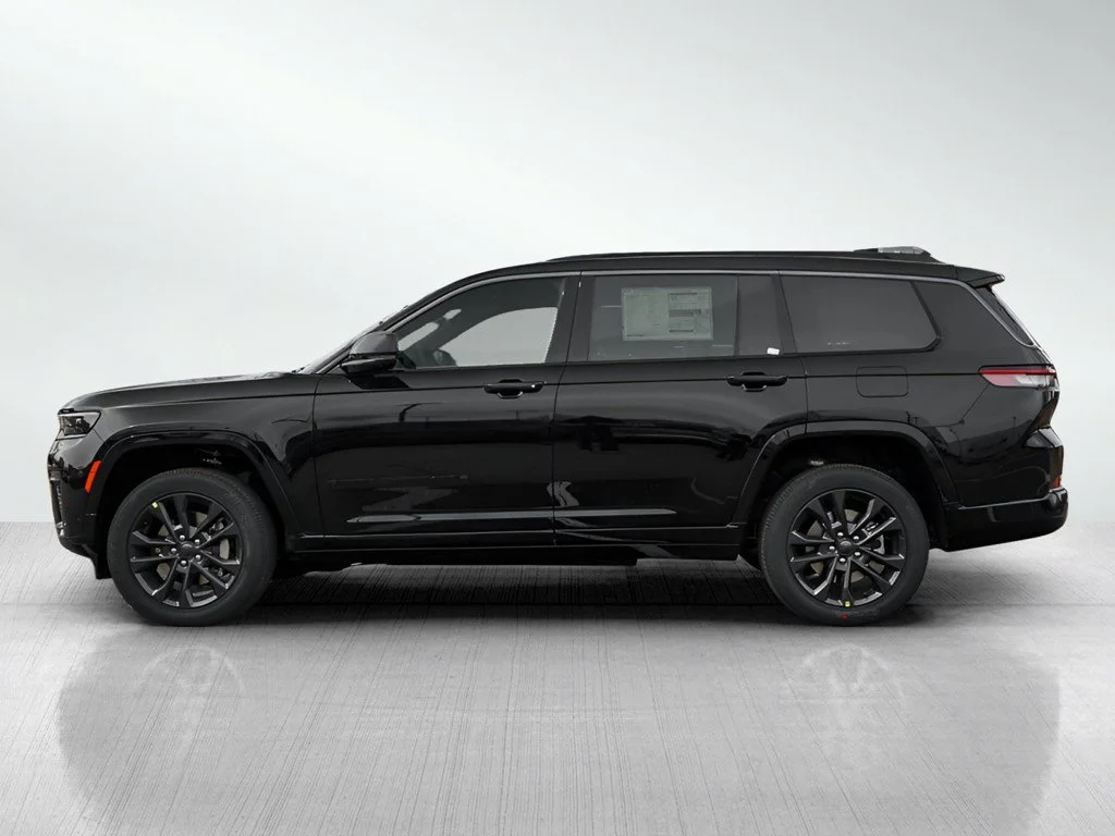 New 2026 Diamond Black Crystal Pearlcoat Jeep Limited Reserve image 4