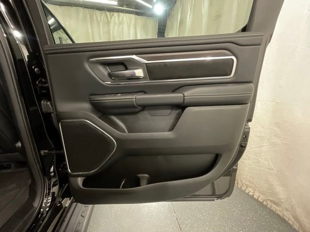 New 2026 Diamond Black Crystal Pearl-Coat Exterior Paint RAM Laramie image 25