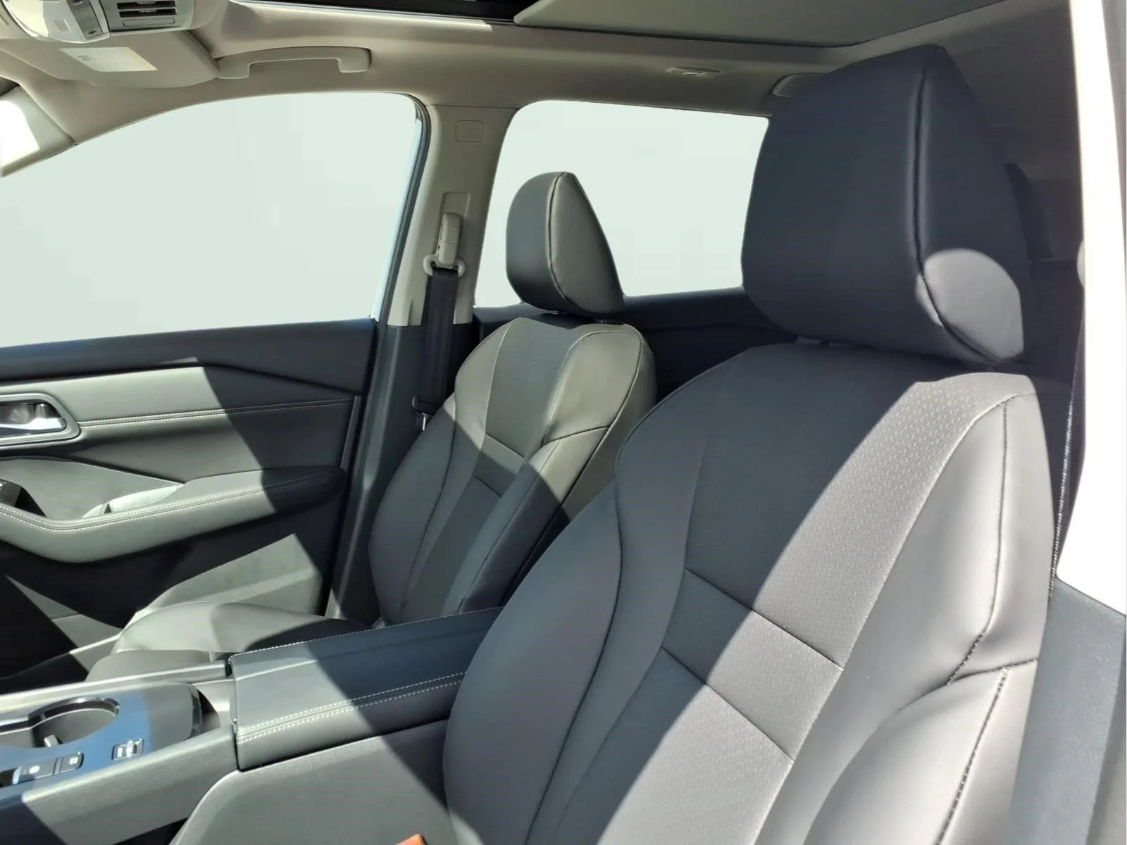 New 2026 Everest White Pearl TriCoat Nissan Dark Armor™ image 15