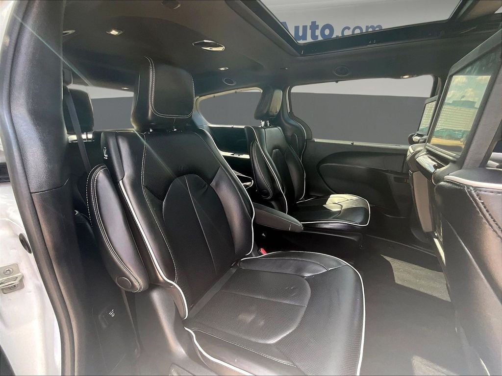 Used 2023 White Chrysler Limited image 28