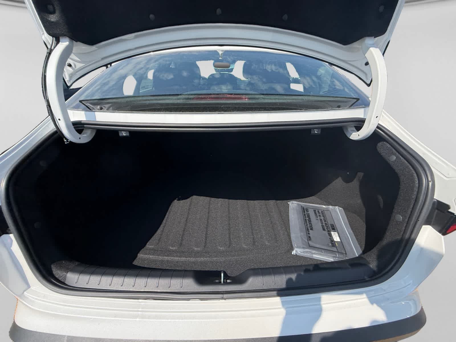 New 2026 Snow White Pearl Kia LXS image 23