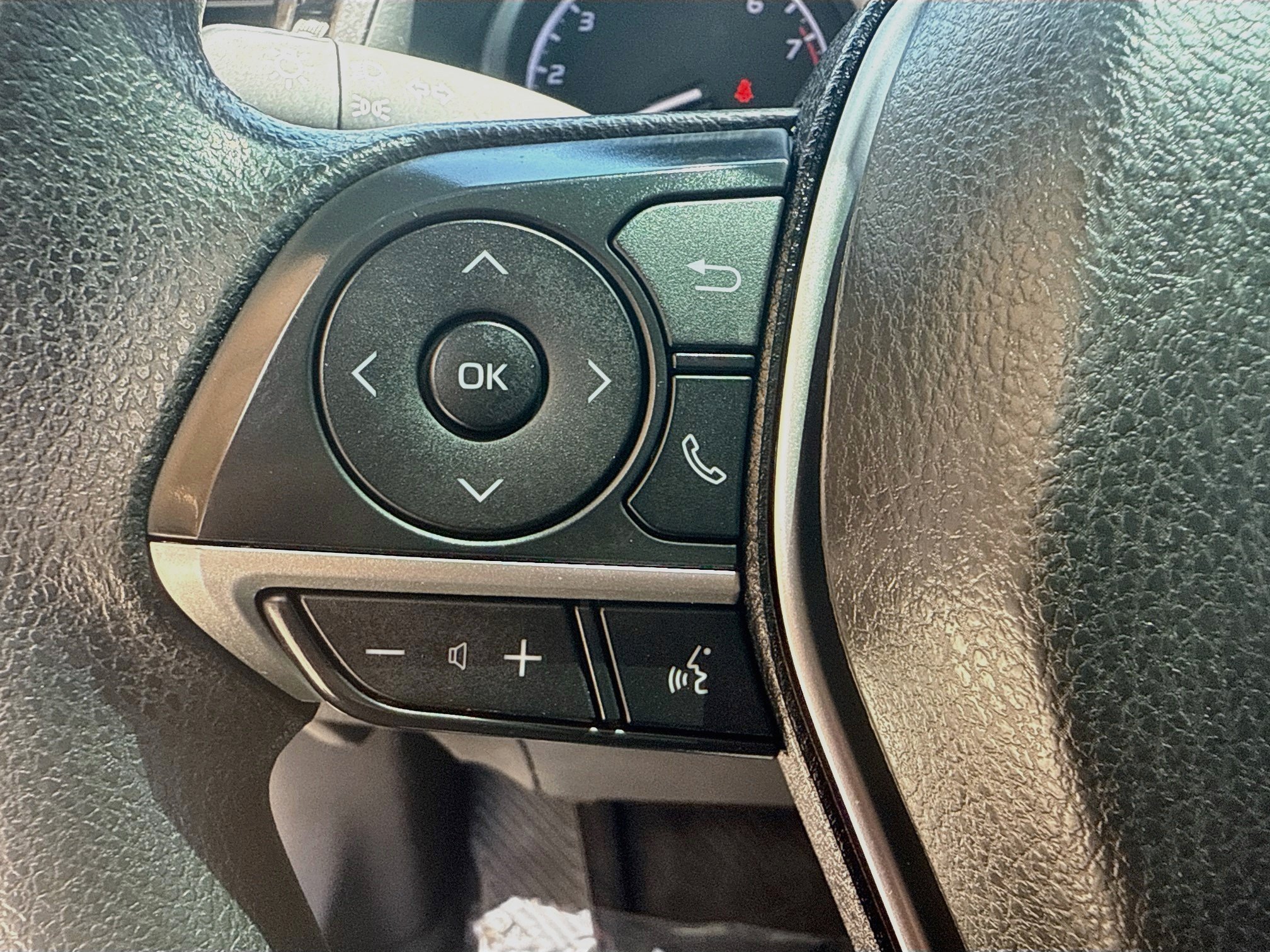 Used 2023 Ice Toyota LE image 35