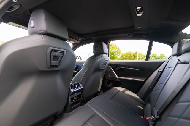 New 2027 Alpine White BMW 550e xDrive image 15