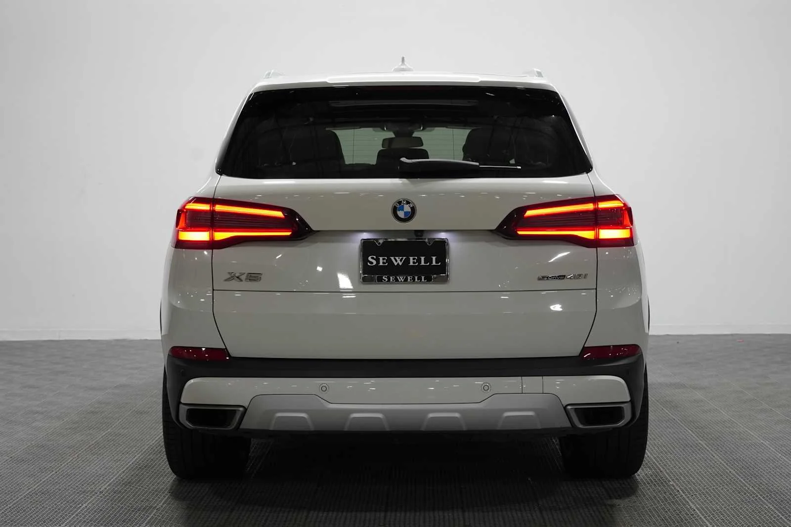Used 2021 Alpine White BMW sDrive40i image 5