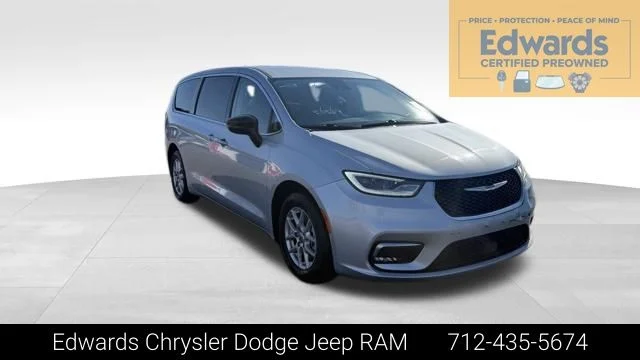 2024 Chrysler Pacifica Touring L's photo
