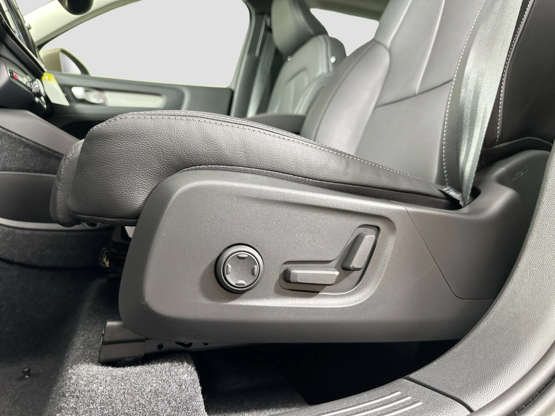 2025 Volvo XC40 Ultra - Photo 14