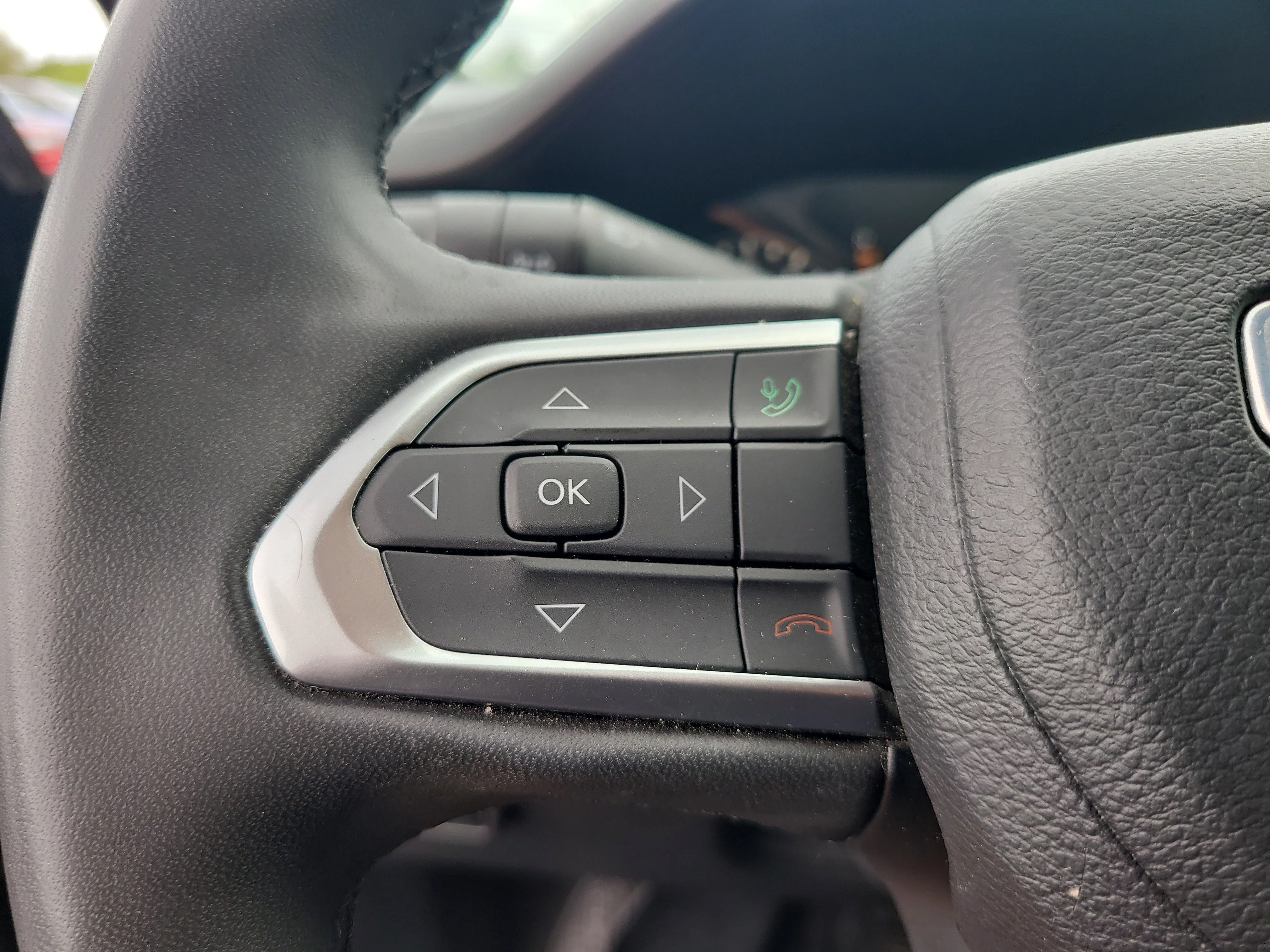 Used 2023 Diamond Black Crystal Pearlcoat Jeep Latitude image 27