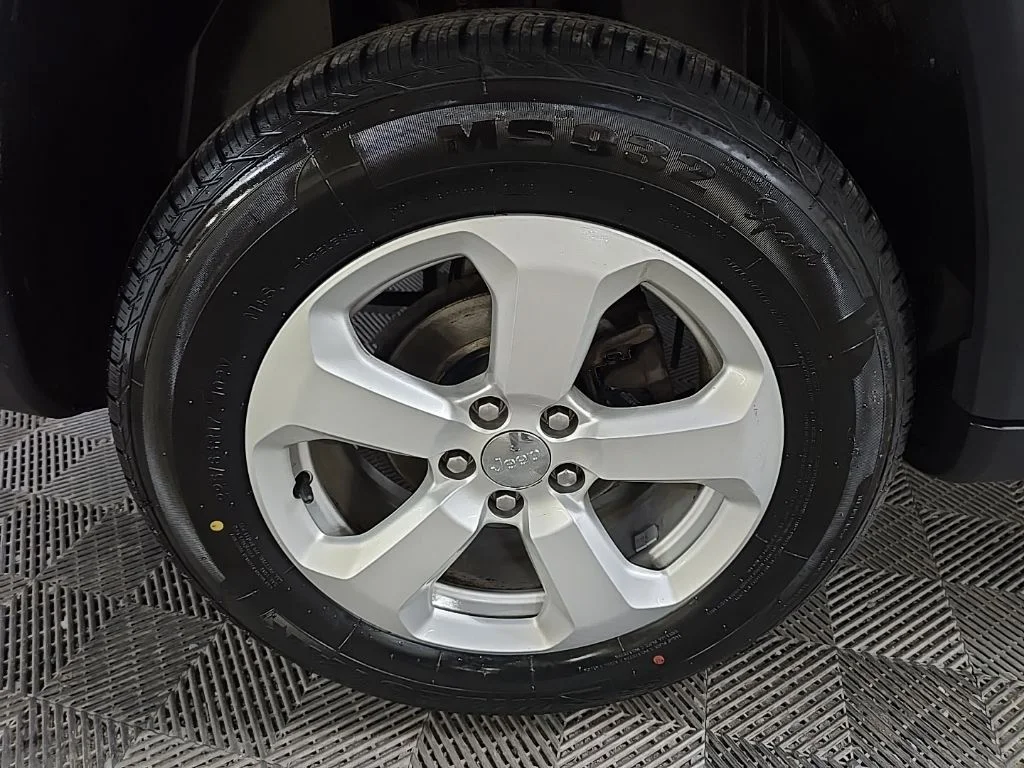 Used 2019 Gray Jeep Latitude image 13