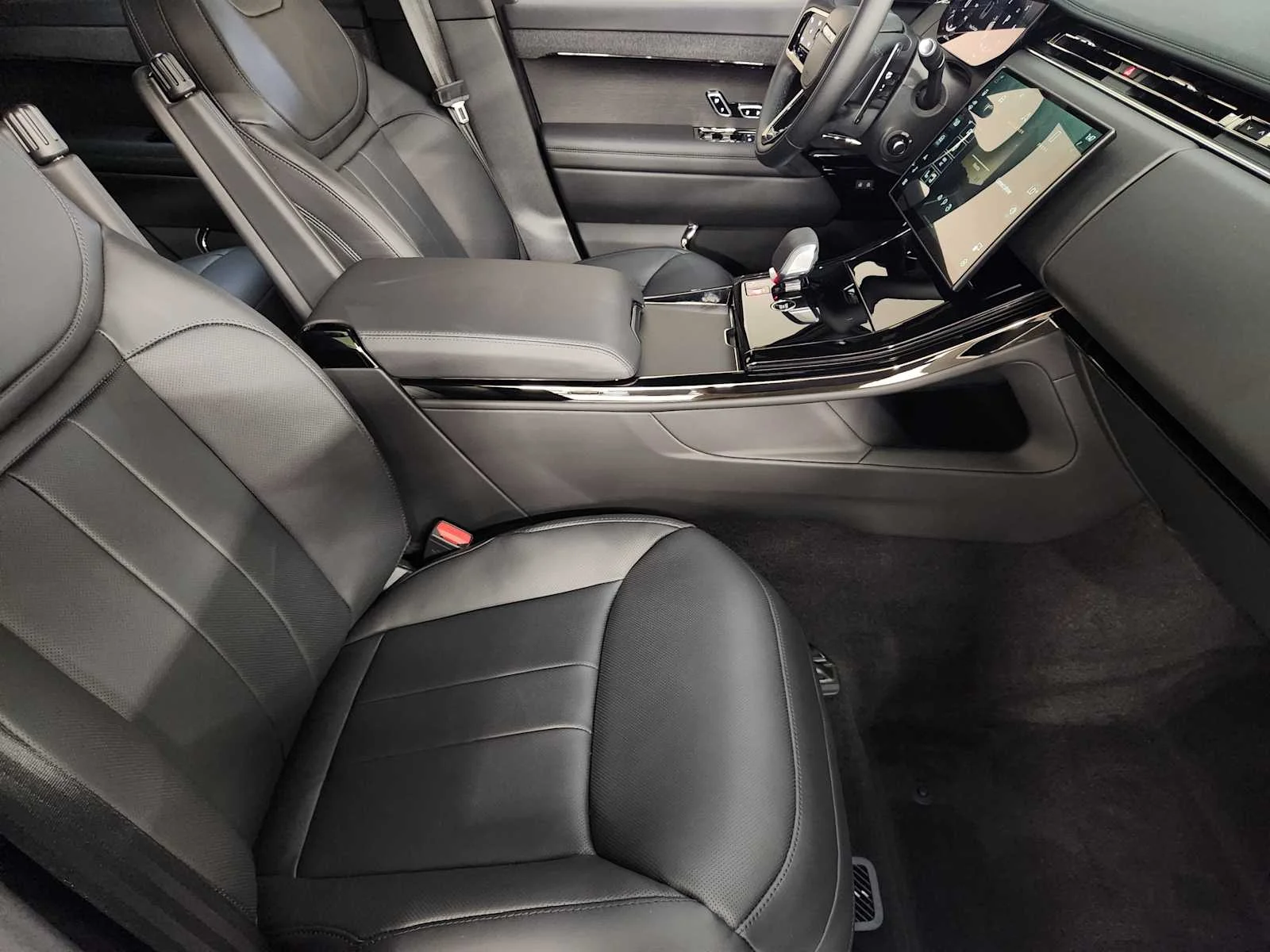 New 2026 Santorini Black Metallic Land Rover Dynamic SE - P400 image 6