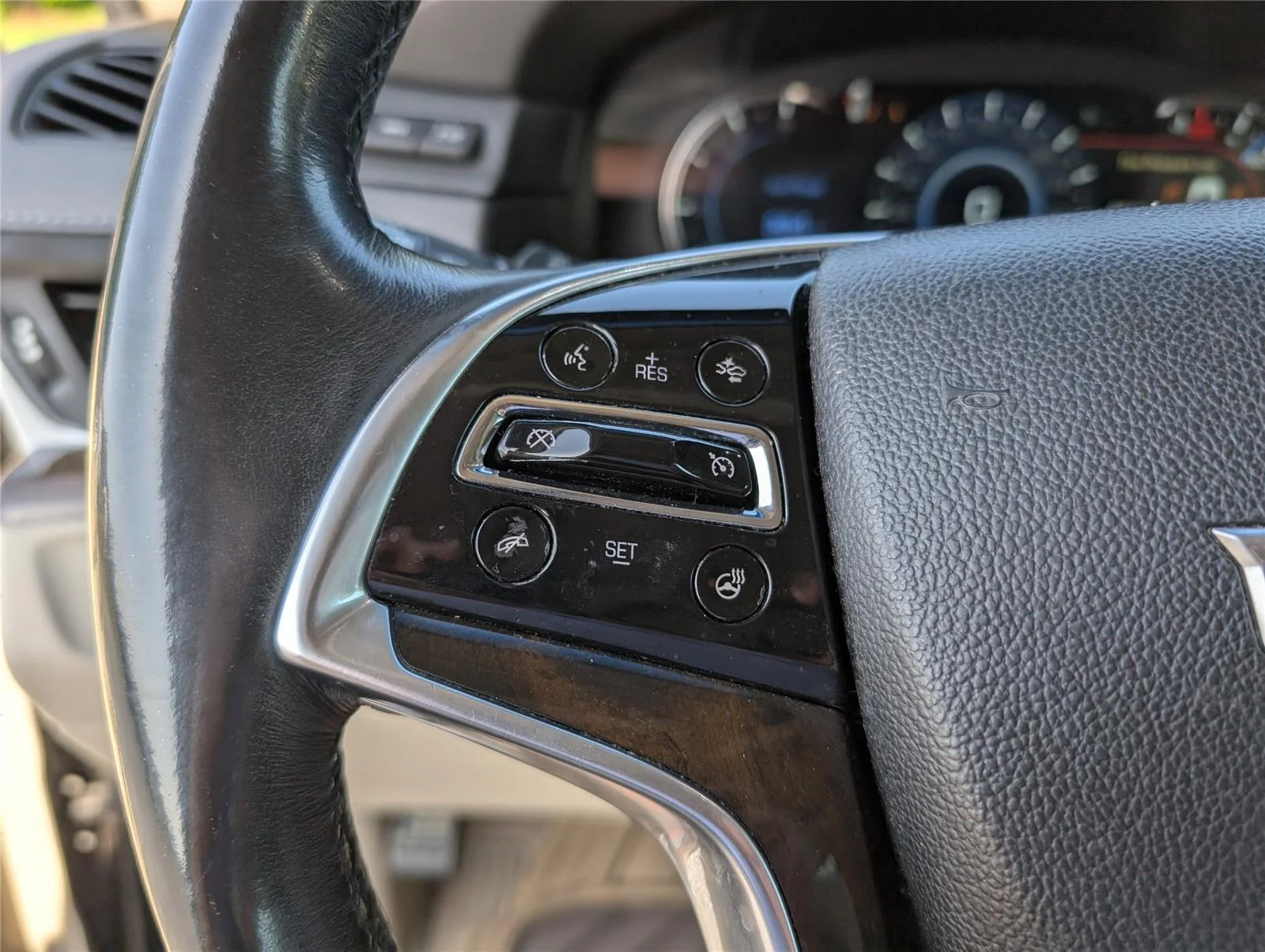 Used 2018 DARK GRANITE METALLIC Cadillac Luxury image 22