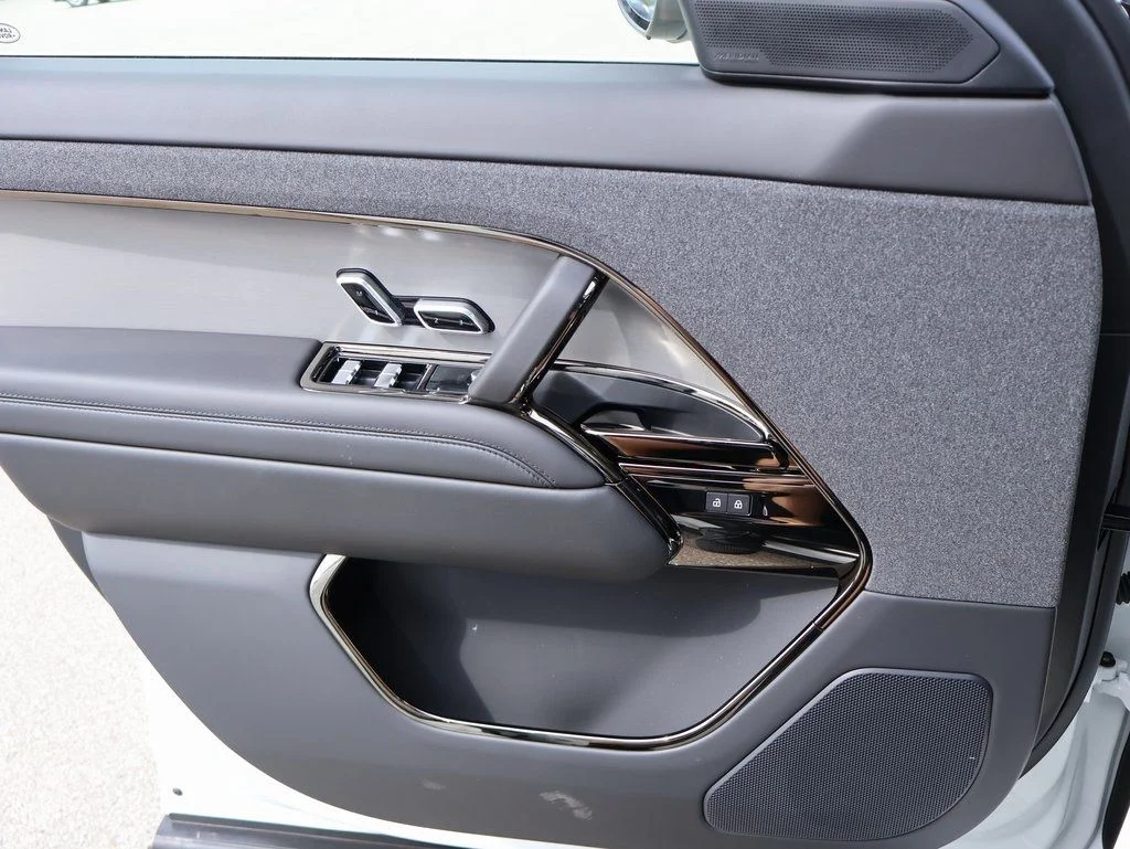 New 2025 Fuji White Land Rover Dynamic SE image 36