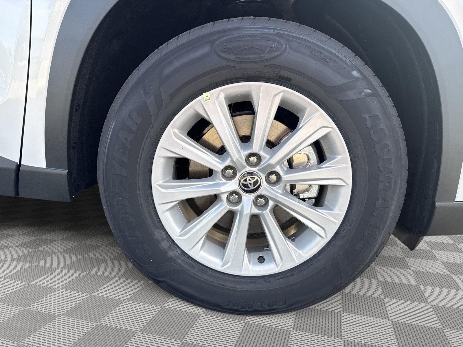 New 2026 Wind Chill Pearl <sup>1</sup> Toyota  XLE image 6