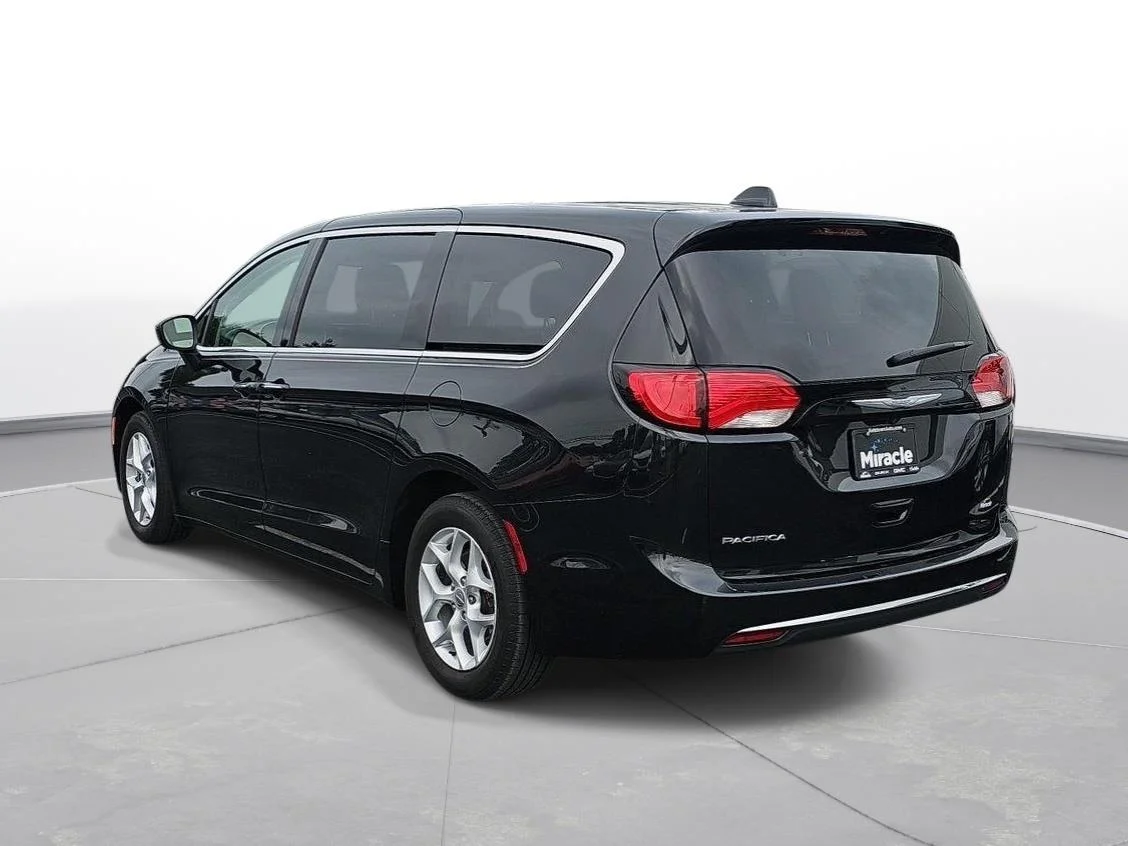 Used 2017 Brilliant Black Crystal Pearlcoat Chrysler Touring Plus image 7