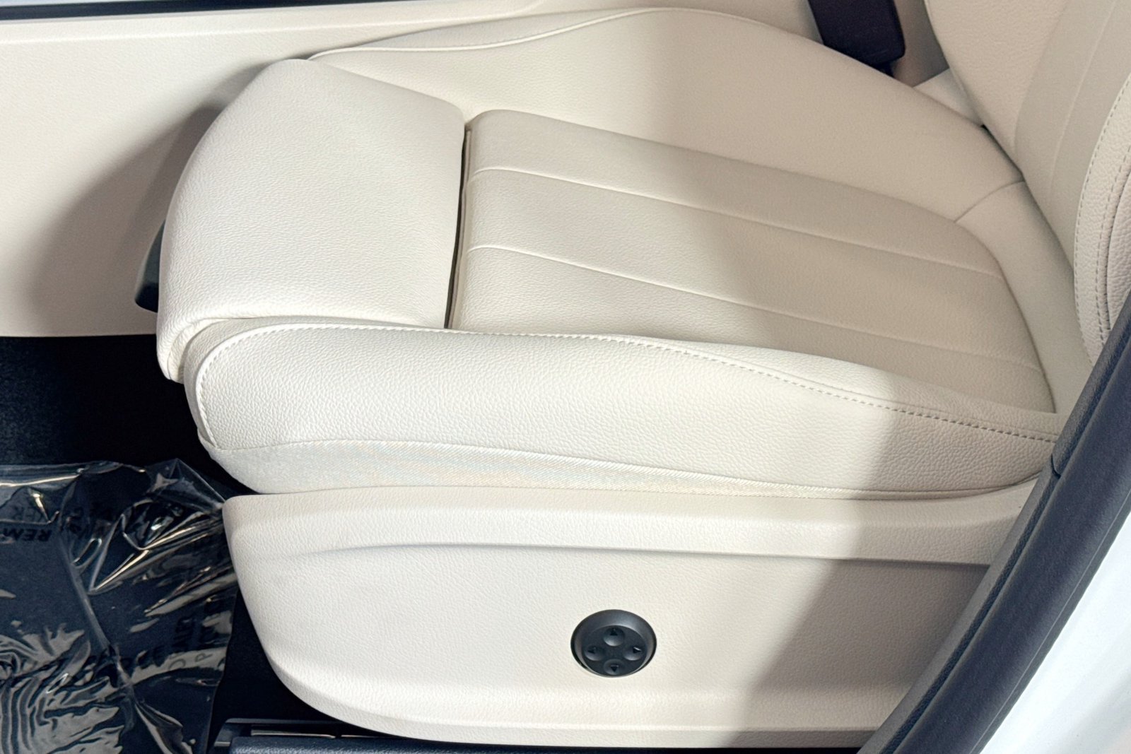 New 2026 Polar White Mercedes-Benz GLB 250 image 17