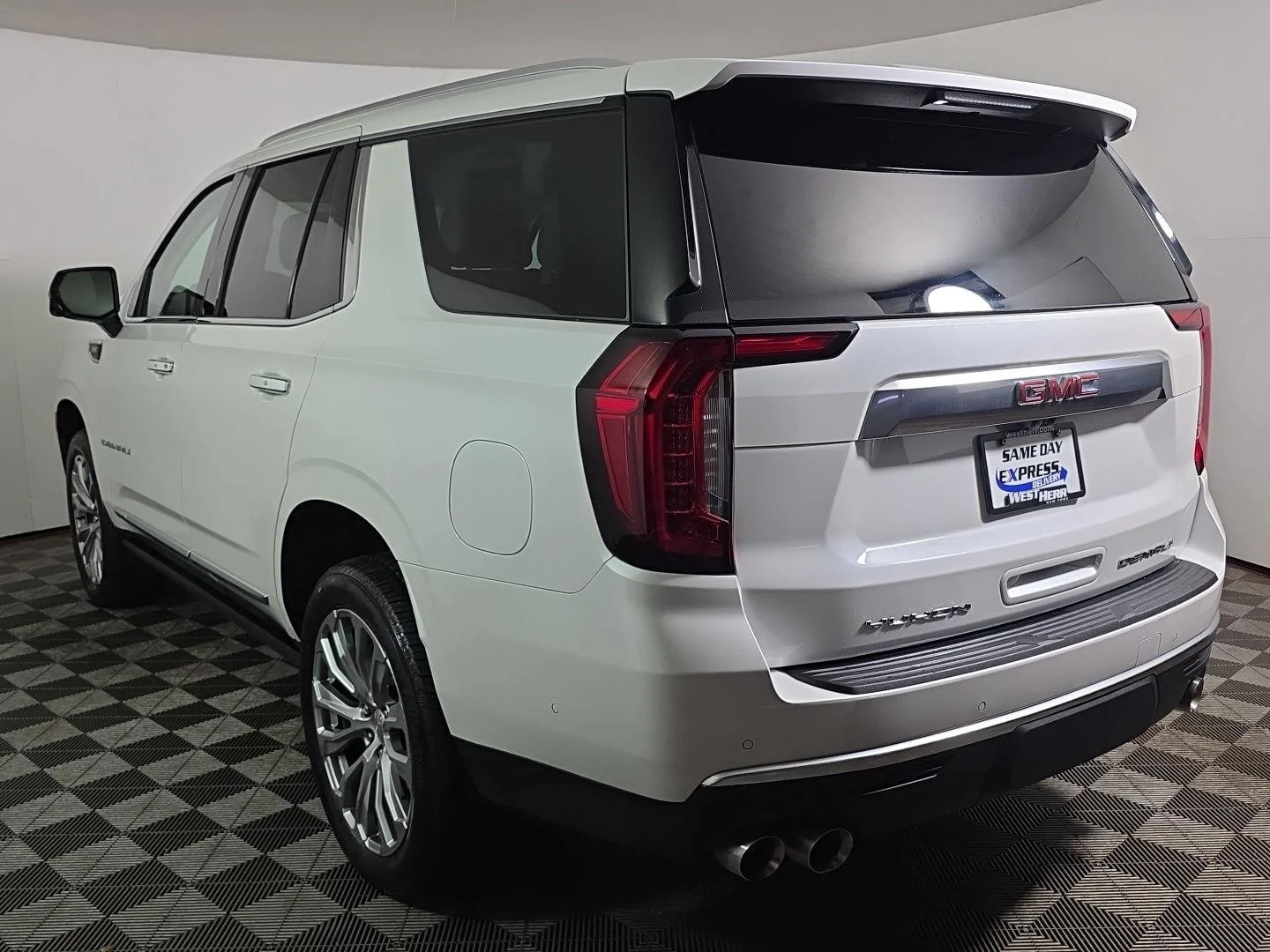Used 2024 White Frost Tricoat GMC Denali image 12