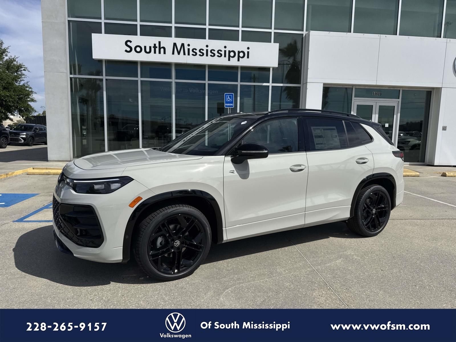 2026 Volkswagen Tiguan 2.0T SE R-Line Black's photo