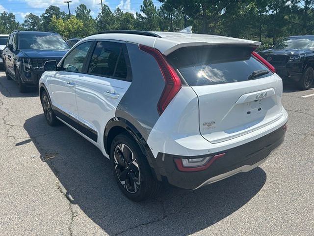 Used 2023 White Kia Wave image 5