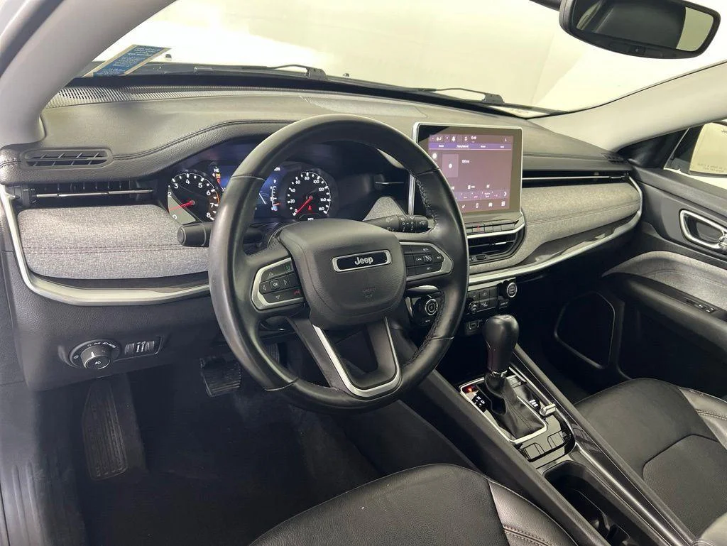 Used 2022 Bright White Clearcoat Jeep Latitude Lux image 4