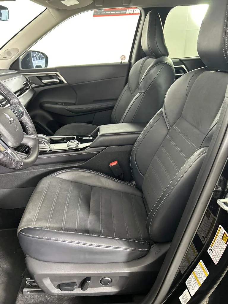 Used 2025 Black Mitsubishi SE image 11